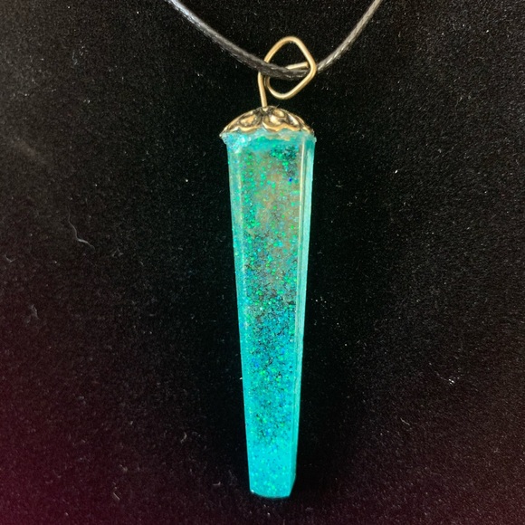 Resin crystal necklaces - Picture 2 of 12